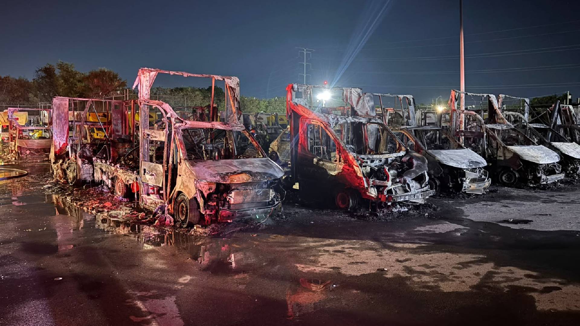 Fuerte incendio consume más de 20 unidades vehículos en Matamoros