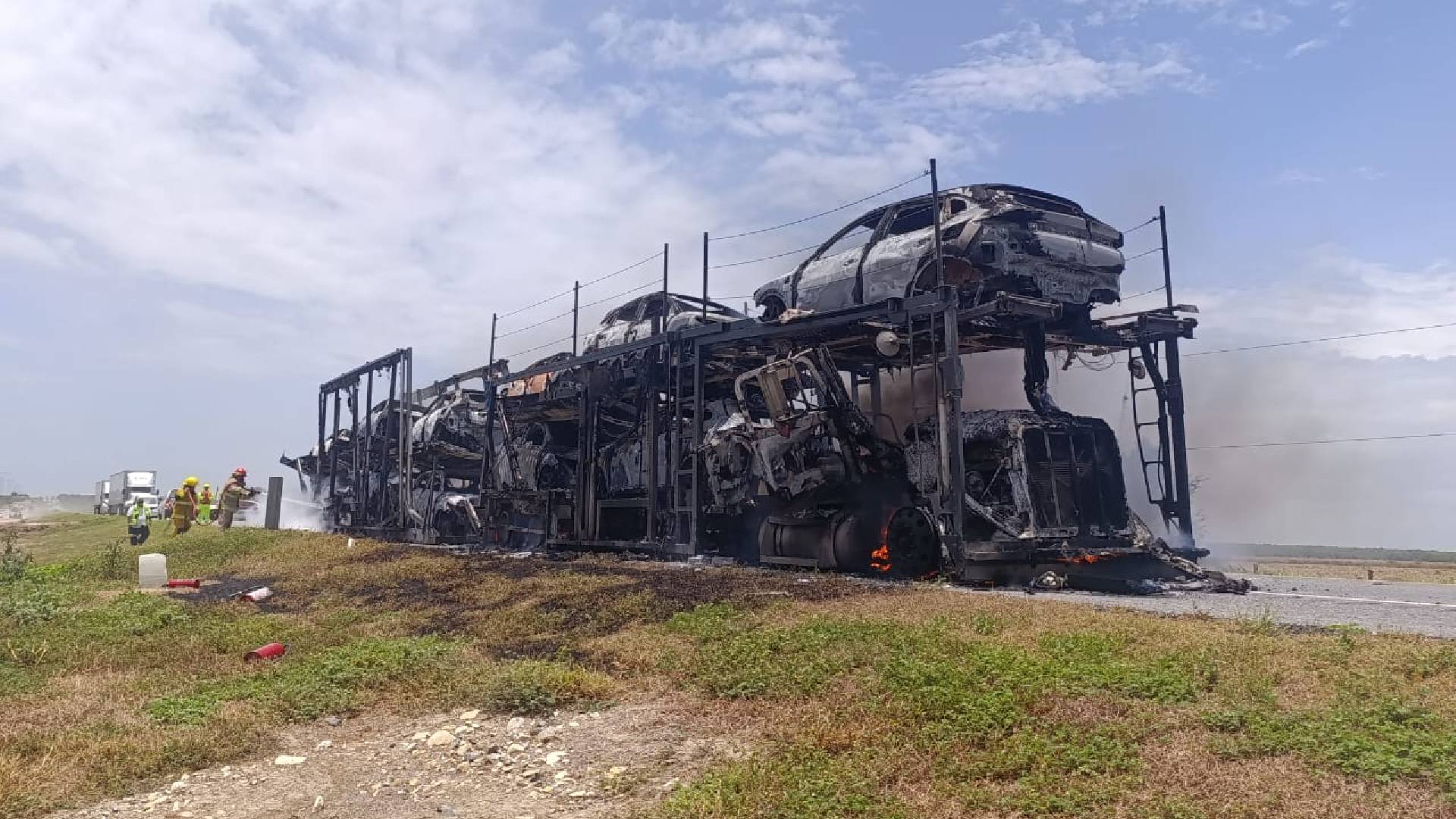 Se incendia tractocamión con vehículos en la Carretera Victoria – Zaragoza