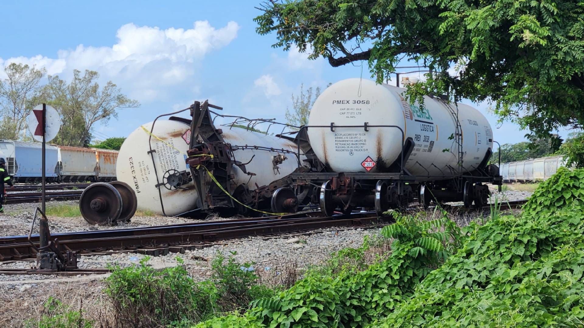 Evacuarán 211 personas por retiro de 77 mil litros de gasolina de vagón descarrilado en Madero