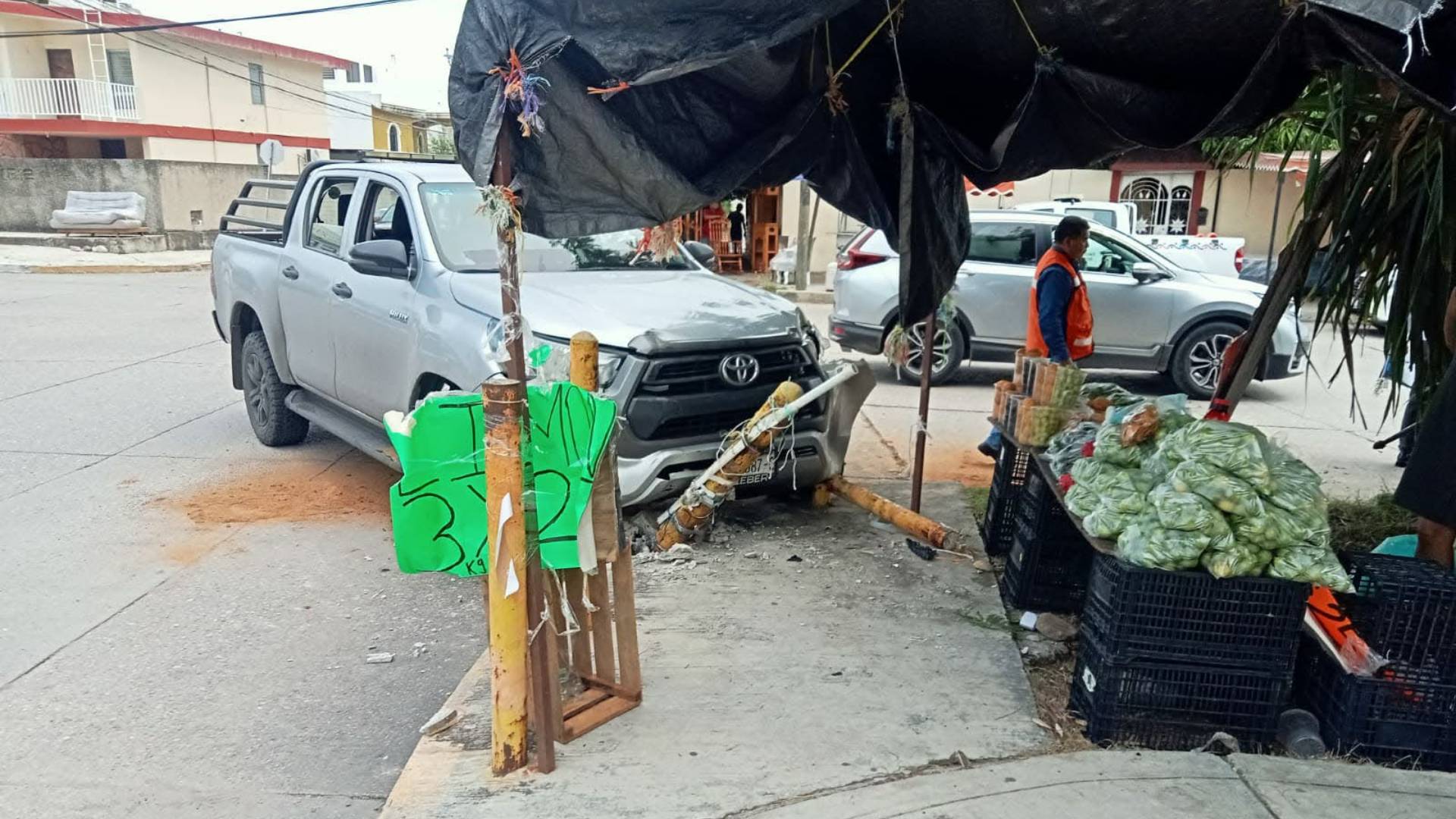 ¡Se estrella contra negocio! Choque deja un lesionado en Madero