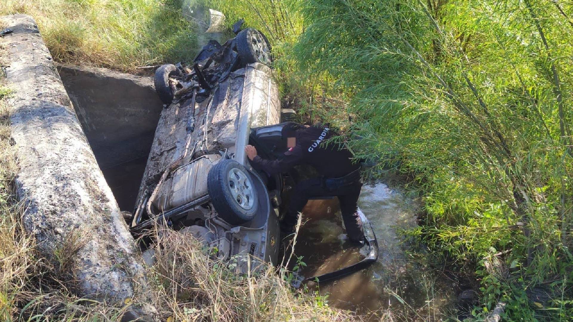 Rescatan a mujer tras volcadura en la carretera Victoria-Monterrey