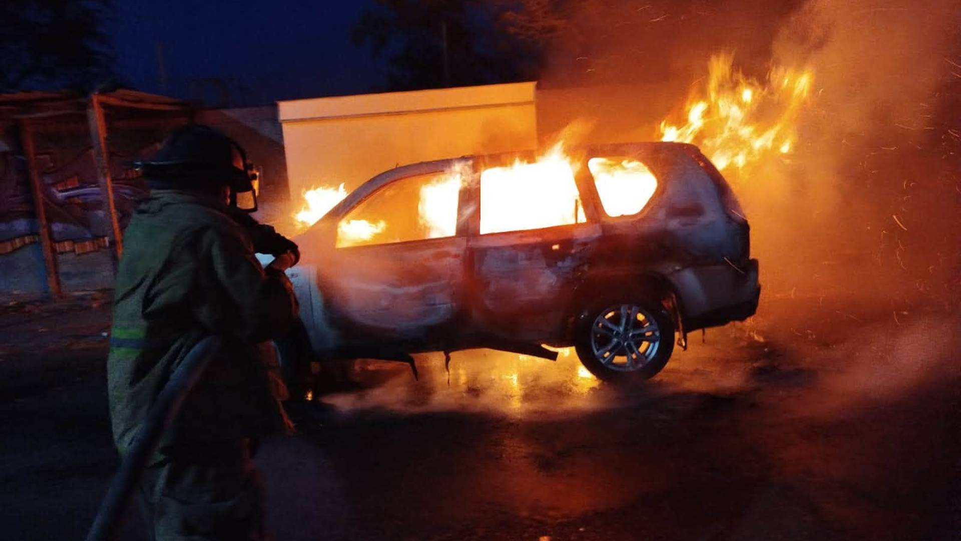 Camioneta se incendia frente al IMSS en Ciudad Victoria