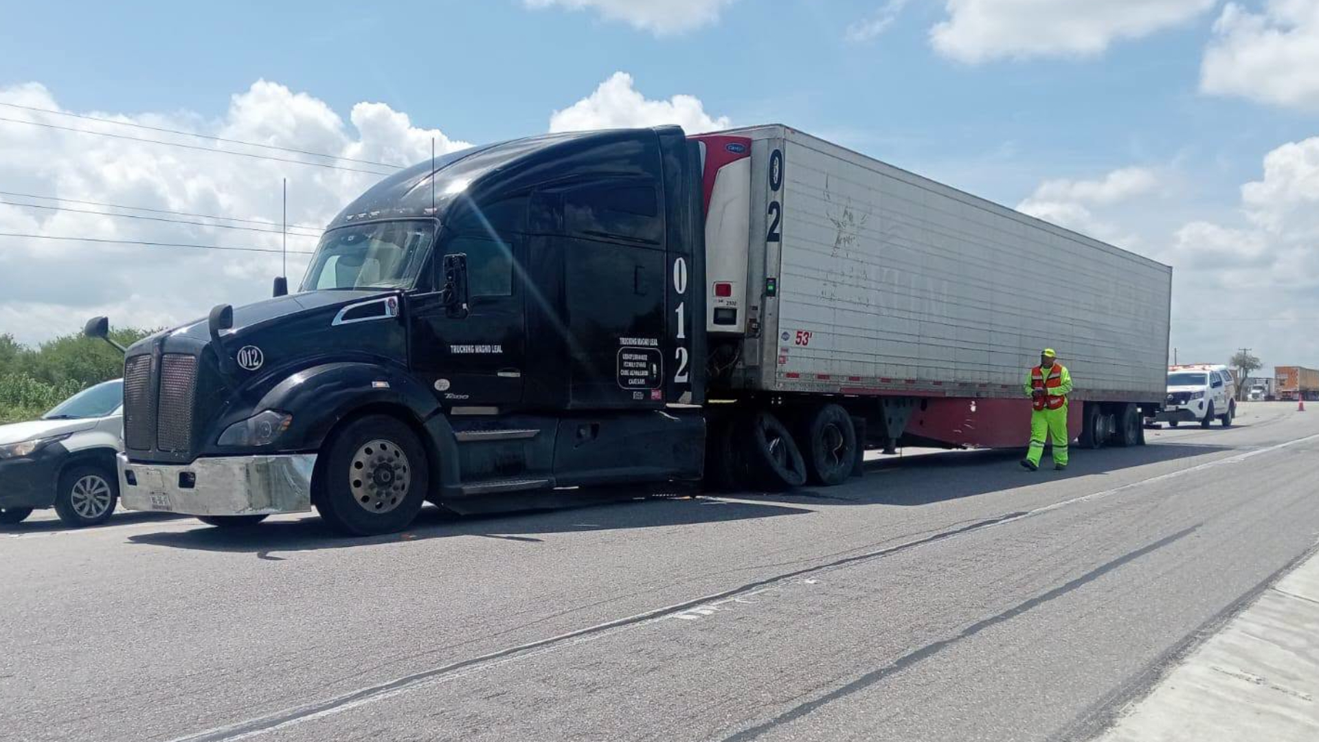 Choque entre tráiler y vehículo deja cinco lesionados en Llera