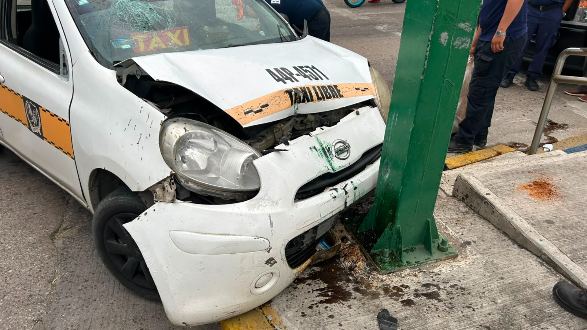 Taxista choca contra semáforo y huye en Ciudad Madero
